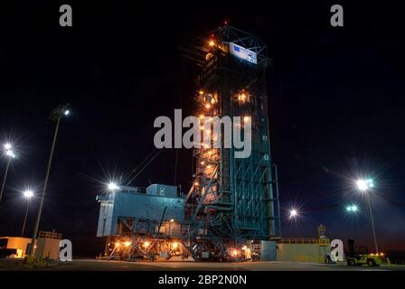 ICESat-2 Prelaunch la tour de service mobile de SLC-2 est prête à être redéployée pour révéler la fusée Delta II de l'United Launch Alliance (ULA) avec le satellite 2 d'élévation de glace, de nuage et de terre de la NASA (ICESat-2) à bord, le vendredi 14 septembre 2018, à la base aérienne de Vandenberg en Californie. La mission ICESat-2 mesurera la hauteur changeante de la glace de la Terre. Banque D'Images