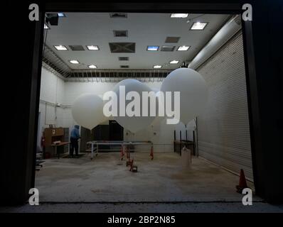 Les ballons météorologiques de pré-lancement de l'ICESat-2 sont prêts à être mis en liberté pour aider à mesurer les conditions atmosphériques avant le lancement du satellite 2 d'élévation des glaces, des nuages et des terres de la NASA (ICESat-2), le samedi 15 septembre 2018, à la base aérienne de Vandenberg en Californie. La mission ICESat-2 mesurera la hauteur changeante de la glace de la Terre. Banque D'Images