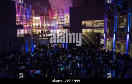 Réception du 60e anniversaire de la NASA de l'AIAA les aviateurs de la United States Air Force se sont performances lors d'une réception organisée par l'American Institute of Aeronautics and Astronautics (AIAA) pour célébrer le 60e anniversaire de la NASA, le jeudi 20 septembre 2018, au Ronald Reagan Building and International Trade Center à Washington, DC. Banque D'Images