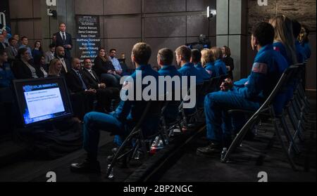 Regardez cet espace avec le candidat de classe astronaute 2017 l'administrateur de la NASA Jim Bridenstine parle avec les candidats astronautes de l'agence lors d'un épisode en direct du salon mensuel de l'administrateur, Watch this Space, le jeudi 27 septembre 2018 dans le Webb Auditorium au siège de la NASA à Washington. La plus récente classe d'astronautes de la NASA a commencé ses deux années d'entraînement, après quoi les nouveaux candidats d'astronautes pourraient être affectés à des missions de recherche sur la Station spatiale internationale, en lançant depuis le sol américain sur des engins spatiaux construits par des entreprises commerciales et en lançant un launchin Banque D'Images