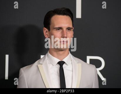 Première de 'First Man' au NASM l'acteur américain Cory Michael Smith arrive sur le tapis rouge pour la première du film "First Man" au Smithsonian National Air and Space Museum jeudi 4 octobre 2018 à Washington. Le film est basé sur le livre de Jim Hansen et raconte la vie de l'astronaute de la NASA Neil Armstrong, du pilote d'essai à son atterrissage historique sur la Lune. Banque D'Images