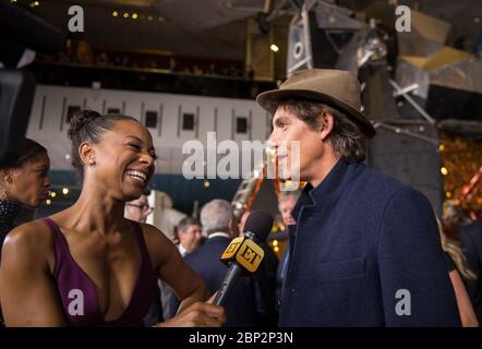 La première de 'First Man' au NASM l'acteur américain Lukas Haas est interviewé par Entertainment ce soir après être arrivé sur le tapis rouge pour la première du film "First Man" au Smithsonian National Air and Space Museum jeudi 4 octobre 2018 à Washington. Le film est basé sur le livre de Jim Hansen et raconte la vie de l'astronaute de la NASA Neil Armstrong, du pilote d'essai à son atterrissage historique sur la Lune. Banque D'Images