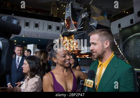 Première de 'First Man' au NASM l'acteur canadien Ryan Gosling est interviewé par Entertainment ce soir après son arrivée sur le tapis rouge pour la première du film "First Man" au Smithsonian National Air and Space Museum le jeudi 4 octobre 2018 à Washington. Le film est basé sur le livre de Jim Hansen et raconte la vie de l'astronaute de la NASA Neil Armstrong, du pilote d'essai à son atterrissage historique sur la Lune. Banque D'Images