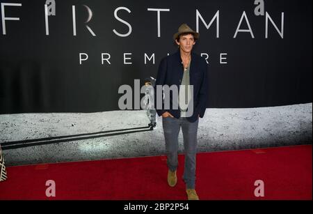 La première de 'First Man' au NASM l'acteur américain Lukas Haas arrive sur le tapis rouge pour la première du film "First Man" au Smithsonian National Air and Space Museum jeudi 4 octobre 2018 à Washington. Le film est basé sur le livre de Jim Hansen et raconte la vie de l'astronaute de la NASA Neil Armstrong, du pilote d'essai à son atterrissage historique sur la Lune. Banque D'Images