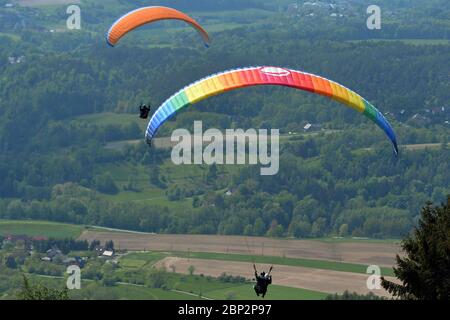 Kozakov, République tchèque. 16 mai 2020. Un parapente se prépare à partir d'un Kozakov (à 100 kilomètres au nord de Prague) en République tchèque. Le parapente est un sport de vol de loisir et de compétition. Le pilote est assis dans un harnais suspendu sous une aile en tissu, dont la forme est formée par la pression de l'air entrant dans les évents à l'avant de l'aile. Credit: Slavek Ruta/ZUMA Wire/Alamy Live News Banque D'Images