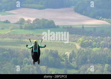 Kozakov, République tchèque. 16 mai 2020. Un parapente se prépare à partir d'un Kozakov (à 100 kilomètres au nord de Prague) en République tchèque. Le parapente est un sport de vol de loisir et de compétition. Le pilote est assis dans un harnais suspendu sous une aile en tissu, dont la forme est formée par la pression de l'air entrant dans les évents à l'avant de l'aile. Credit: Slavek Ruta/ZUMA Wire/Alamy Live News Banque D'Images