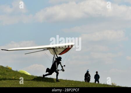 Kozakov, République tchèque. 16 mai 2020. Un deltaplane à la direction d'un avion ultraléger a pris le départ de Kozakov (à 100 kilomètres au nord de Prague) en République tchèque. Le deltaplane est un sport aérien ou une activité récréative au cours duquel un pilote vole un avion léger, non motorisé, plus lourd que l'air, appelé deltaplane. En général, le pilote est dans un harnais suspendu de la cellule et contrôle l'avion en déplaçant le poids du corps par opposition à un cadre de contrôle. Credit: Slavek Ruta/ZUMA Wire/Alamy Live News Banque D'Images