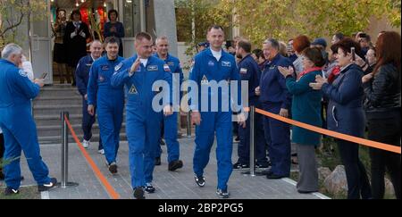 Expédition 57 Preflight expédition 57 l'ingénieur de vol Alexey Ovchinin de Roscosmos, à gauche, et l'ingénieur de vol Nick Hague de la NASA, sont vus comme ils quittent l'hôtel Cosmonaut pour s'adapter à leur lancement Soyouz à la Station spatiale internationale, le jeudi 11 octobre 2018 à Baikonour, au Kazakhstan. Pendant l'ascension du vaisseau spatial Soyuz en orbite, une anomalie s'est produite, entraînant un abandon de la portée inférieure. L'équipage a été rapidement récupéré et est en bon état. Banque D'Images