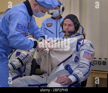 Expédition 57 l'ingénieur de vol en amont Nick Hague de la NASA lance ses costumes Sokol avant son lancement sur une fusée Soyouz avec l'ingénieur de vol Alexey Ovchinin de Roscosmos, le jeudi 11 octobre 2018 au cosmodrome de Baïkonour au Kazakhstan. Pendant l'ascension du vaisseau spatial Soyuz en orbite, une anomalie s'est produite, entraînant un abandon de la portée inférieure. L'équipage a été rapidement récupéré et est en bon état. Banque D'Images