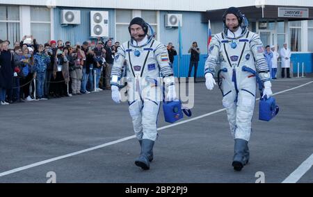 Expédition 57 Preflight expédition 57 l'ingénieur de vol Alexey Ovchinin de Roscosmos, à gauche, et l'ingénieur de vol Nick Hague de la NASA quittent le bâtiment 254 pour leur lancement sur une fusée Soyouz, le jeudi 11 octobre 2018 au cosmodrome de Baïkonour, au Kazakhstan. Pendant l'ascension du vaisseau spatial Soyuz en orbite, une anomalie s'est produite, entraînant un abandon de la portée inférieure. L'équipage a été rapidement récupéré et est en bon état. Banque D'Images