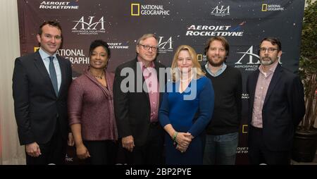 Projet Mars au National Geographic de gauche à droite, Eric Fanning, président et chef de la direction de l'AIA; Christyl Johnson, directeur adjoint des investissements technologiques et de recherche, NASA Goddard Space Flight Centre; Stephen Petranek, conseiller scientifique et co-producteur du mars; Ellen Stofan, directrice du Musée national de l'air et de l'espace de Smithsonian; Gareth Edwards, réalisateur, "Rogue One: A Star Wars Story"; et Chris Davenport, journaliste spatial du Washington Post, posent pour une photo avant une projection des courts-métrages du projet Mars Competition et de la série Mars, lundi 5 novembre 2018 à Banque D'Images