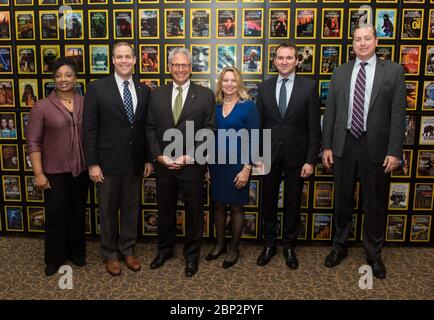 Projet Mars au National Geographic de gauche à droite, Christyl Johnson, directeur adjoint des investissements technologiques et de recherche, NASA Goddard Space Flight Centre; Jim Bridenstine, administrateur de la NASA; Gary Knell, PDG, National Geographic Partners; Ellen Stofan, directrice, Smithsonian National Air and Space Museum; Eric Fanning, président et chef de la direction de l'AIA; Et Jeff DeWitt, directeur financier de la NASA, pose pour une photo avant une présentation des courts métrages du projet Mars Competition et de la série Mars, le lundi 5 novembre 2018 au siège de la National Geographic Society à Washington. Banque D'Images