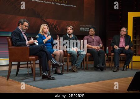 Projet Mars au National Geographic Ellen Stofan, directrice du Smithsonian National Air and Space Museum, deuxième en partant de la gauche, intervient sur un panel après une présentation des courts métrages du Project Mars Competition et de la série Mars, le lundi 5 novembre 2018 au siège de la National Geographic Society à Washington. Banque D'Images