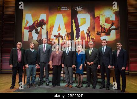 Projet Mars à National Geographic de gauche à droite, Dr. Stephen Petranek, conseiller scientifique et co-producteur mars; Gareth Edwards, réalisateur, "Rogue One: A Star Wars Story"; Jeff DeWitt, directeur financier de la NASA; Christyl Johnson, directeur adjoint des investissements technologiques et de recherche, NASA Goddard Space Flight Centre; Jim Bridenstine, administrateur de la NASA; Ellen Stofan, directrice du musée national de l'air et de l'espace de Smithsonian; Gary Knell, directeur général, National Geographic Partners; Eric Fanning, président et chef de la direction de l'AIA; et Chris Davenport, journaliste spatial du Washington Post, pos Banque D'Images