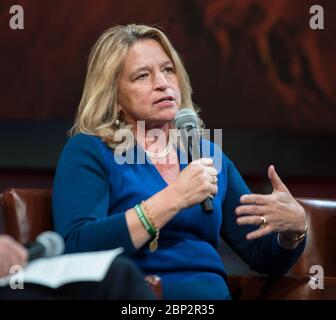 Projet Mars au National Geographic Ellen Stofan, directrice du Smithsonian National Air and Space Museum, parle sur un panel après une présentation des courts métrages du projet Mars Competition et de la série Mars, le lundi 5 novembre 2018 au siège de la National Geographic Society à Washington. Banque D'Images