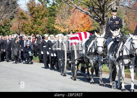 Alan Bean Interment UN caisson tiré par un cheval transporte l'ancien astronaute Alan Bean à son dernier lieu de repos lors d'une cérémonie d'internement, le jeudi 8 novembre 2018 au cimetière national d'Arlington, en Virginie. Sélectionné comme astronaute en 1963, Bean a volé deux fois dans l'espace, devenant le quatrième humain à marcher sur la Lune le 19 novembre 1969 et a passé 59 jours dans l'espace comme commandant de la deuxième mission Skylab en 1973. Banque D'Images