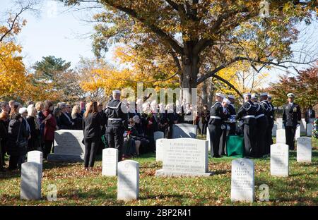 Le 8 novembre 2018, la famille et les amis de l'astronaute Alan Bean ont assisté à des services d'inhumation au cimetière national d'Arlington en Virginie. Bean est la quatrième personne à marcher sur la Lune et commandant de Skylab 2. Banque D'Images