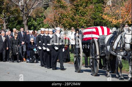 Alan Bean Interment UN caisson tiré par un cheval transporte l'ancien astronaute Alan Bean à son dernier lieu de repos lors d'une cérémonie d'internement, le jeudi 8 novembre 2018 au cimetière national d'Arlington, en Virginie. Sélectionné comme astronaute en 1963, Bean a volé deux fois dans l'espace, devenant le quatrième humain à marcher sur la Lune le 19 novembre 1969 et a passé 59 jours dans l'espace comme commandant de la deuxième mission Skylab en 1973. Banque D'Images