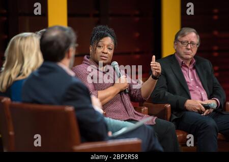 Le projet Mars au National Geographic Christyl Johnson, directeur adjoint pour les investissements technologiques et de recherche, NASA Goddard Space Flight Centre, deuxième de droite, prend la parole après une présentation des courts métrages du projet Mars Competition et de la série Mars, le lundi 5 novembre, 2018 au siège social de la National Geographic Society à Washington. Banque D'Images