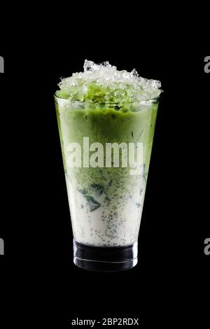 Thé matcha glacé et glace pilée isolée sur fond noir Banque D'Images