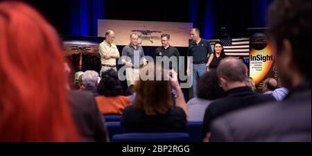 Mars Insight Briefing de gauche à droite : Bruce Banerdt, chercheur principal chez Insight, NASA JPL ; Tom Hoffman, gestionnaire de projet chez Insight, NASA JPL ; Brian Clement, responsable de la protection planétaire pour Marco, NASA JPL ; Thomas Zurbuchen, administrateur associé de la Direction des missions scientifiques de la NASA, siège de la NASA ; Et Julie Wertz-Chen, ingénieur des systèmes d'entrée, de descente et d'atterrissage, NASA JPL, parle de Mars InSight et de Mars Cube One (Marco) lors d'une réunion d'information avant l'atterrissage, le dimanche 25 novembre 2018 au Jet propulsion Laboratory de la NASA à Pasadena, en Californie. Insight, abréviation de Interior Explorat Banque D'Images