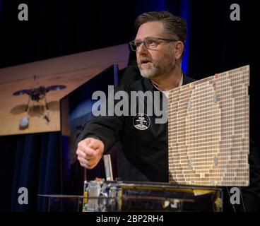 Briefing de pré-atterrissage Mars Insight Brian Clement, responsable de la protection planétaire pour Marco, NASA JPL, parle de Mars Cube One (Marco) lors d'un briefing de pré-atterrissage Mars Insight, le dimanche 25 novembre 2018 au Jet propulsion Laboratory de la NASA à Pasadena, Californie. Insight, qui est une courte exploration intérieure utilisant les investigations sismiques, la géodésie et le transport de chaleur, est un Mars lander conçu pour étudier "l'espace intérieur" de Mars: Sa croûte, le manteau, et le noyau. Insight devrait aborder la planète rouge vers midi (HNE) le 26 novembre, à 3 h (HNE). Banque D'Images