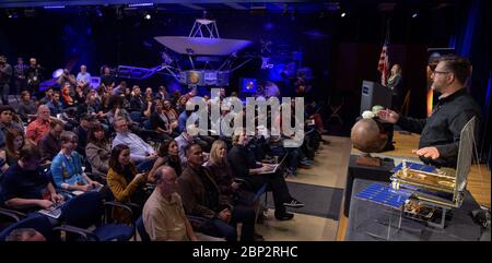 Briefing de pré-atterrissage Mars Insight Brian Clement, responsable de la protection planétaire pour Marco, NASA JPL, parle de Mars Cube One (Marco) lors d'un briefing de pré-atterrissage Mars Insight, le dimanche 25 novembre 2018 au Jet propulsion Laboratory de la NASA à Pasadena, Californie. Insight, qui est une courte exploration intérieure utilisant les investigations sismiques, la géodésie et le transport de chaleur, est un Mars lander conçu pour étudier "l'espace intérieur" de Mars: Sa croûte, le manteau, et le noyau. Insight devrait aborder la planète rouge vers midi (HNE) le 26 novembre, à 3 h (HNE). Banque D'Images