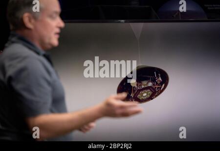 Mars Insight Pre-Landing Briefing Tom Hoffman, responsable du projet Insight, NASA JPL parle de Mars Insight lors d'une réunion préparatoire avant l'atterrissage, le dimanche 25 novembre 2018, au Jet propulsion Laboratory de la NASA à Pasadena, en Californie. Insight, qui est une courte exploration intérieure utilisant les investigations sismiques, la géodésie et le transport de chaleur, est un Mars lander conçu pour étudier "l'espace intérieur" de Mars: Sa croûte, le manteau, et le noyau. Insight devrait aborder la planète rouge vers midi (HNE) le 26 novembre, à 3 h (HNE). Banque D'Images