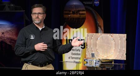 Briefing de pré-atterrissage Mars Insight Brian Clement, responsable de la protection planétaire pour Marco, NASA JPL, parle de Mars Cube One (Marco) lors d'un briefing de pré-atterrissage Mars Insight, le dimanche 25 novembre 2018 au Jet propulsion Laboratory de la NASA à Pasadena, Californie. Insight, qui est une courte exploration intérieure utilisant les investigations sismiques, la géodésie et le transport de chaleur, est un Mars lander conçu pour étudier "l'espace intérieur" de Mars: Sa croûte, le manteau, et le noyau. Insight devrait aborder la planète rouge vers midi (HNE) le 26 novembre, à 3 h (HNE). Banque D'Images