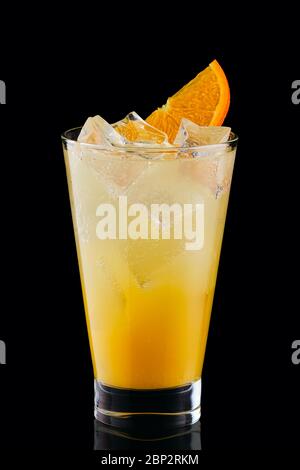Cocktail froid de fizz avec orange isolé sur fond noir Banque D'Images