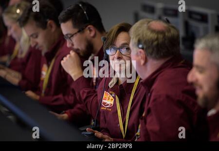 Mars InSight Landing Sue Strekar, chercheuse principale adjointe d'InSight, NASA JPL, et d'autres membres de l'équipe Mars InSight surveillent l'état de l'atterrisseur avant qu'il ne touche Mars, le lundi 26 novembre 2018 à l'intérieur de la zone de soutien de la mission au Jet propulsion Laboratory de la NASA à Pasadena, en Californie. Insight, qui est une courte exploration intérieure utilisant les investigations sismiques, la géodésie et le transport de chaleur, est un Mars lander conçu pour étudier "l'espace intérieur" de Mars: Sa croûte, le manteau, et le noyau. Banque D'Images