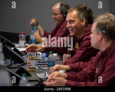 Mars InSight Landing Thomas Zurbuchen, Administrateur associé de la Direction des missions scientifiques de la NASA, siège de la NASA et autres membres de l'équipe Mars InSight surveillent l'état de l'atterrisseur avant qu'il ne touche Mars, le lundi 26 novembre 2018 à l'intérieur de la zone de soutien de la mission du Jet propulsion Laboratory de la NASA à Pasadena, en Californie. Insight, qui est une courte exploration intérieure utilisant les investigations sismiques, la géodésie et le transport de chaleur, est un Mars lander conçu pour étudier "l'espace intérieur" de Mars: Sa croûte, le manteau, et le noyau. Banque D'Images