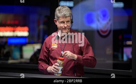 Mars InSight Landing Rob Grover, responsable de la phase EDL, NASA JPL, tient un pot de bonne chance cacahuètes tandis que lui et d'autres membres de l'équipe Mars InSight surveillent le statut de l'atterrisseur avant qu'il ne touche Mars, lundi 26 novembre, 2018 à l'intérieur de la zone de soutien de la mission au Jet propulsion Laboratory de la NASA à Pasadena, en Californie. Insight, qui est une courte exploration intérieure utilisant les investigations sismiques, la géodésie et le transport de chaleur, est un Mars lander conçu pour étudier "l'espace intérieur" de Mars: Sa croûte, le manteau, et le noyau. Banque D'Images