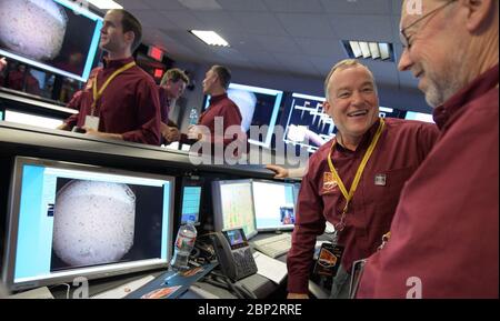 Mars InSight Landing Tom Hoffman, gestionnaire de projet InSight, NASA JPL, à gauche, Et Bruce Banerdt, chercheur principal de l'InSight, NASA JPL, rient ensemble après avoir examiné la première image de Mars prise par l'InSight lander de Mars, le lundi 26 novembre 2018 dans la zone de soutien de la mission au Jet propulsion Laboratory de la NASA à Pasadena, Californie. Insight, qui est une courte exploration intérieure utilisant les investigations sismiques, la géodésie et le transport de chaleur, est un Mars lander conçu pour étudier "l'espace intérieur" de Mars: Sa croûte, le manteau, et le noyau. Banque D'Images