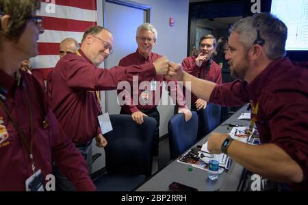 Le 26 novembre 2018, Bruce Banerdt, chercheur principal de la mission InSight de la NASA, a célébré avec son équipe au Jet propulsion Laboratory de Pasadena, en Californie, après l’atterrissage réussi de l’atterrisseur InSight sur mars. La mission vise à explorer la structure interne de la planète. Banque D'Images