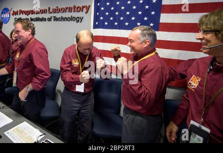 Mars InSight Landing Bruce Banerdt, chercheur principal InSight, NASA JPL, centre gauche, Et Tom Hoffman, directeur de projet Insight, NASA JPL, se réjouit après avoir reçu confirmation que le Mars Insight lander a réussi à toucher la surface de Mars, le lundi 26 novembre 2018 à l'intérieur de la zone de soutien de la mission au Jet propulsion Laboratory de la NASA à Pasadena, Californie. Insight, qui est une courte exploration intérieure utilisant les investigations sismiques, la géodésie et le transport de chaleur, est un Mars lander conçu pour étudier "l'espace intérieur" de Mars: Sa croûte, le manteau, et le noyau. Banque D'Images