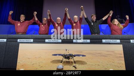 Mars Insight Conférence de presse après atterrissage Administrateur de la NASA Jim Bridenstine, à gauche, Directeur de JPL Michael Watkins, Directeur de projet Insight Tom Hoffman, chercheur principal Insight Bruce Banerdt, Marco ingénieur en chef Andy Klesh, Et Insight instrument Operations, responsable Elizabeth Barrett, Celebrate Mars Insight débarquant avec succès sur Mars lors d'une conférence de presse, le lundi 26 novembre 2018, au Jet propulsion Laboratory de la NASA à Pasadena, Californie. Insight, courte pour l'exploration intérieure utilisant les investigations sismiques, la géodésie et le transport de chaleur, est un Mars lander conçu pour étudier le "intérieur Banque D'Images