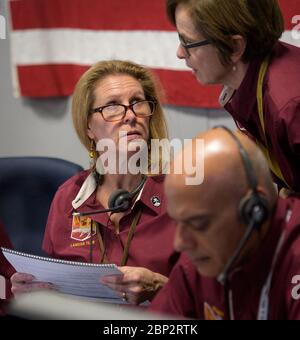 Mars InSight Landing le directeur par intérim de la Division scientifique planétaire de la NASA Lori Glaze, à gauche, s'entretient avec Sue Smrekar, chercheuse principale adjointe de la NASA, JPL, tandis que ces derniers et d'autres membres de l'équipe Mars InSight surveillent le statut de l'atterrisseur avant qu'il ne touche Mars, le lundi 26 novembre, 2018 à l'intérieur de la zone de soutien de la mission au Jet propulsion Laboratory de la NASA à Pasadena, en Californie. Insight, abréviation de Interior exploration utilisant Seismic investigations, Geodesy et Heat transport, est un Mars lander conçu pour étudier "l'espace intérieur" de Mars: Sa croûte, manteau, an Banque D'Images