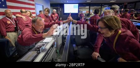 Mars InSight Landing Tom Hoffman, gestionnaire de projet InSight, NASA JPL, à gauche, Et Sue Strekar, chercheuse principale adjointe d'InSight, NASA JPL, réagissent après avoir reçu confirmation que l'InSight lander de Mars a réussi à toucher la surface de Mars, le lundi 26 novembre 2018 à l'intérieur de la zone de soutien de la mission au Jet propulsion Laboratory de la NASA à Pasadena, en Californie. Insight, qui est une courte exploration intérieure utilisant les investigations sismiques, la géodésie et le transport de chaleur, est un Mars lander conçu pour étudier "l'espace intérieur" de Mars: Sa croûte, le manteau, et le noyau. Banque D'Images