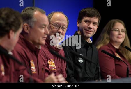 Conférence de presse après atterrissage de Mars Insight Bruce Banerdt, chercheur principal de Insight, NASA JPL, centre, écoute les autres membres de l'équipe de Mars Insight lors d'une conférence de presse après atterrissage, le lundi 26 novembre 2018, au Jet propulsion Laboratory de la NASA à Pasadena, Californie. Insight, qui est une courte exploration intérieure utilisant les investigations sismiques, la géodésie et le transport de chaleur, est un Mars lander conçu pour étudier "l'espace intérieur" de Mars: Sa croûte, le manteau, et le noyau. Banque D'Images