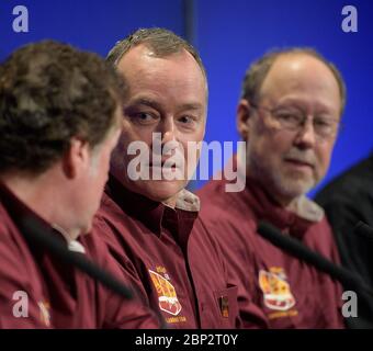 Conférence de presse après atterrissage de Mars Insight Tom Hoffman, directeur de projet Insight, NASA JPL, centre, parle avec d'autres membres de l'équipe Mars Insight lors d'une conférence de presse après l'atterrissage, le lundi 26 novembre 2018, au Jet propulsion Laboratory de la NASA à Pasadena, Californie. Insight, qui est une courte exploration intérieure utilisant les investigations sismiques, la géodésie et le transport de chaleur, est un Mars lander conçu pour étudier "l'espace intérieur" de Mars: Sa croûte, le manteau, et le noyau. Banque D'Images