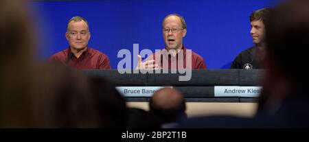 Conférence de presse après atterrissage de Mars Insight Bruce Banerdt, chercheur principal de l'InSight, NASA JPL, centre, répond aux questions lors d'une conférence de presse après atterrissage de Mars Insight, le lundi 26 novembre 2018 au Jet propulsion Laboratory de la NASA à Pasadena, Californie. Insight, qui est une courte exploration intérieure utilisant les investigations sismiques, la géodésie et le transport de chaleur, est un Mars lander conçu pour étudier "l'espace intérieur" de Mars: Sa croûte, le manteau, et le noyau. Banque D'Images