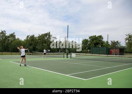 Londres, Royaume-Uni 17 mai 2020 - les gens jouent au tennis alors que les courts de tennis sont ouverts depuis que le gouvernement a assoupli les règles sur le verrouillage de COVID-19, permettant aux gens de passer plus de temps à l'extérieur. Crédit: Dinendra Haria/Alay Live News Banque D'Images