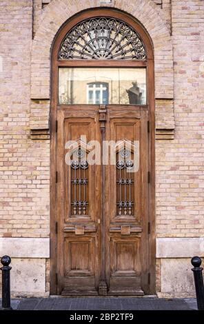 grande porte en bois d'un ancien bâtiment historique maison avec façade en briques apparentes. Orientation verticale Banque D'Images
