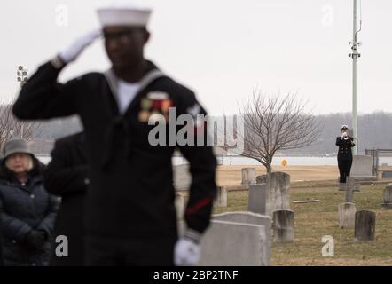 Les pièges de service funéraire Bruce McCandless sont joués pendant le service d'internement de l'ancien capitaine Bruce McCandless II, USN (Ret.) de l'astronaute de la NASA, le mardi 16 janvier 2018, au cimetière de l'Académie navale des États-Unis à Annapolis, Maryland. Banque D'Images