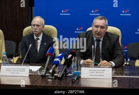 Conférence de presse après l'amarrage de l'expédition 58 Dmitry Rogozin, le chef de Roscosmos, discute du succès du lancement et de l'amarrage de l'équipage de l'expédition 58 à la Station spatiale internationale lors d'une conférence de presse après l'amarrage avec William Gerstenmaier, Administrateur associé des opérations d'exploration humaine de la NASA, Et Sylvain Laporte, président de l'Agence spatiale canadienne (ASC), décembre 4 à Baikonour, Kazakhstan. Lors de la conférence de presse, Rogozin a annoncé que l'astronaute de la NASA Nick Hague et le cosmonaute de Roscosmos Alexey Ovchinin, qui ont été impliqués dans l'abandon de leur premier lancement le 11 octobre, seraient de référence Banque D'Images