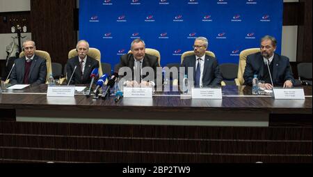 Conférence de presse après l'amarrage de l'expédition 58 Dmitry Rogozin, le chef de Roscosmos, au centre, discute du lancement et de l'amarrage réussis de l'équipage de l'expédition 58 à la Station spatiale internationale lors d'une conférence de presse après l'amarrage avec William Gerstenmaier, Administrateur associé des opérations d'exploration humaine de la NASA, à gauche de Rogozin, Et Sylvain Laporte, président, Agence spatiale canadienne (ASC), droit de Rogozin, 4 décembre à Baikonour, Kazakhstan. Lors de la conférence de presse, Rogozin a annoncé que l'astronaute de la NASA Nick Hague et le cosmonaute de Roscosmos Alexey Ovchinin, impliqués dans l'abandon Banque D'Images