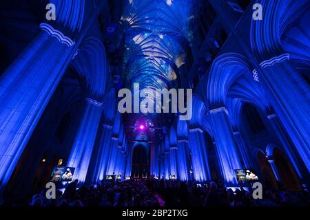 Le 11 décembre 2018, la cathédrale nationale de Washington a été illuminée pour l'événement « Spirit of Apollo » du Smithsonian National Air and Space Museum, célébrant le 50e anniversaire d'Apollo 8, la première mission en orbite autour de la Lune. Les astronautes Frank Borman, Jim Lovell et William Anders ont terminé le vol historique en décembre 1968. Banque D'Images