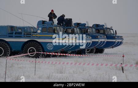 Le 20 décembre 2018, la sonde Soyouz MS-09 a atterri près de Zhezkazgan, Kazakhstan, avec les membres d'équipage de l'expédition 57 Serena au, Alexander Gerst et Sergey Prokopyev après 197 jours à bord de la Station spatiale internationale. Le personnel de soutien russe dans les véhicules tout-terrain (VTT) était sur place pour aider. Banque D'Images