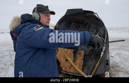 Le 20 décembre 2018, des équipes russes de recherche et de sauvetage sont arrivées à la sonde Soyouz MS-09 près de Zhezkazgan, au Kazakhstan, après avoir atterri avec des membres d'équipage de l'expédition 57, dont Serena au, n-chancelier, Alexander Gerst, et Sergey Prokopyev, qui avaient passé 197 jours dans l'espace. Banque D'Images